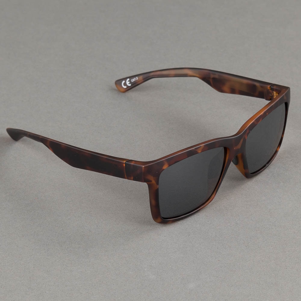 https://www.eyewearstore.se/pub_images/original/130-2-426018005-solglasogon-Jobe-Dim-Polarized-Floatable-sunglasses-skoterdelen.jpg