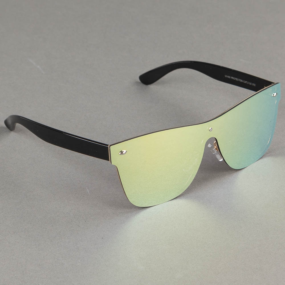 https://www.eyewearstore.se/pub_images/original/517-500001-solglasogon-urban-classics-sunglasses-103-skoterdelen.jpg