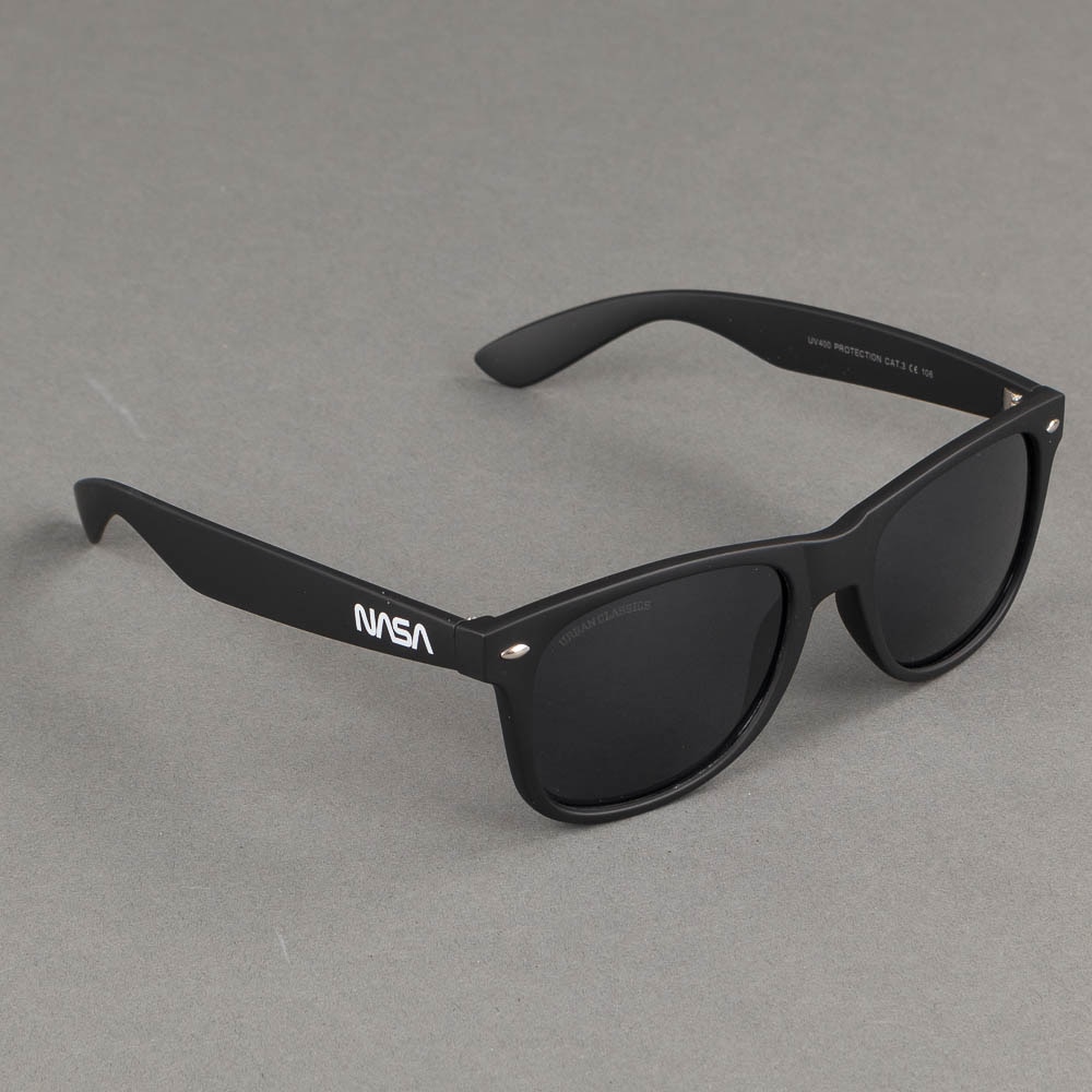 https://www.eyewearstore.se/pub_images/original/517-500009-solglasogon-urban-classics-sunglasses-nasa-black-eyewearstore.jpg