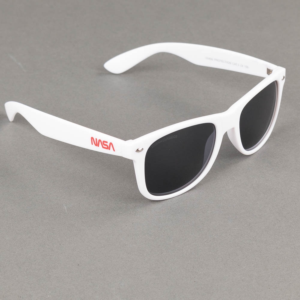 https://www.eyewearstore.se/pub_images/original/517-500010-solglasogon-urban-classics-sunglasses-nasa-eyewearstore.jpg