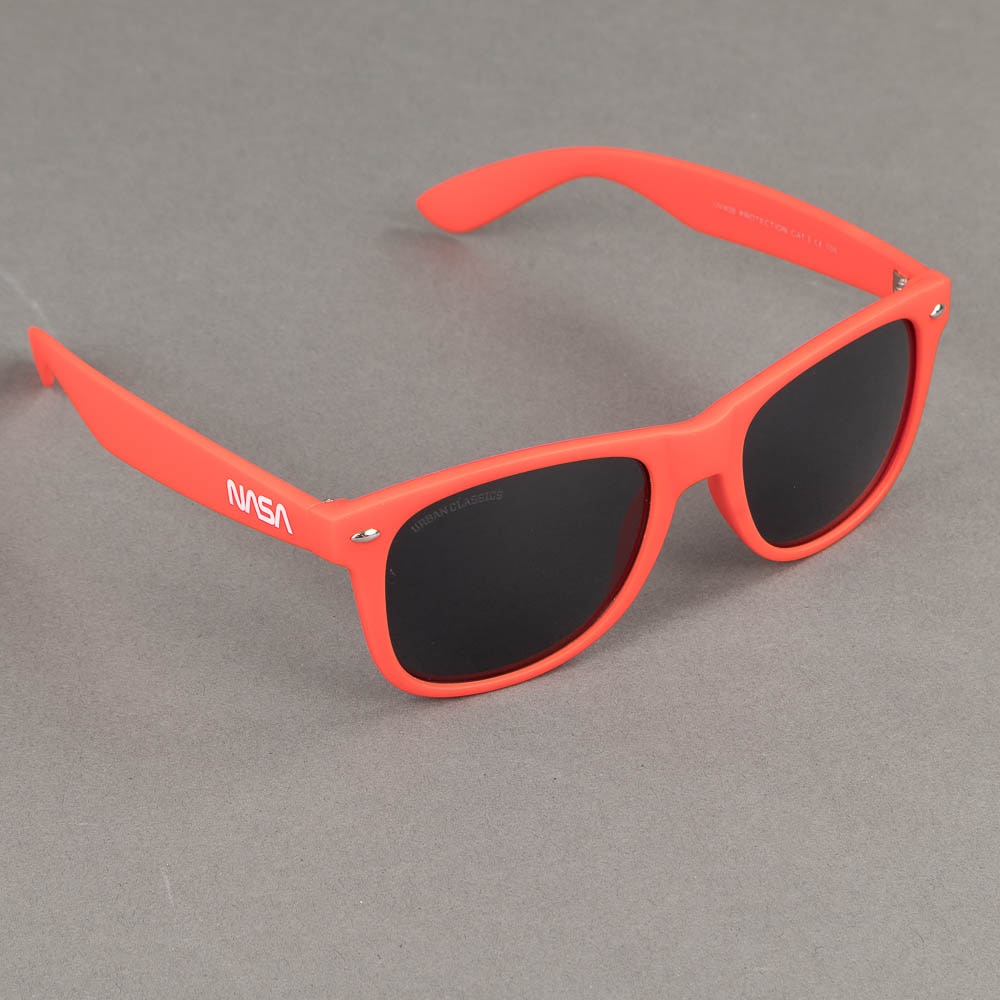 https://www.eyewearstore.se/pub_images/original/517-500011-solglasogon-urban-classics-sunglasses-nasa-eyewearstore.jpg