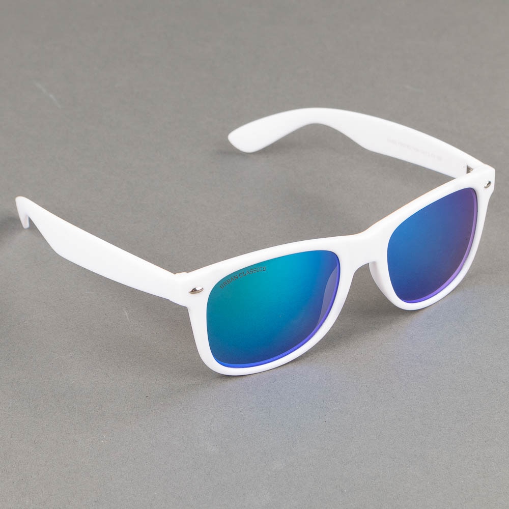 https://www.eyewearstore.se/pub_images/original/517-500025-solglasogon-urban-classics-sunglasses-likoma-mirror-skoterdelen.jpg