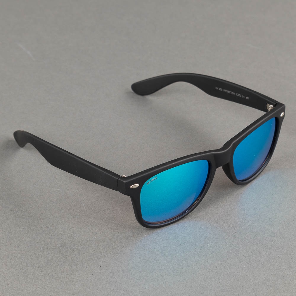 https://www.eyewearstore.se/pub_images/original/517-500040-solglasogon-urban-classics-sunglasses-junior-likoma-mirror-skoterdelen.jpg