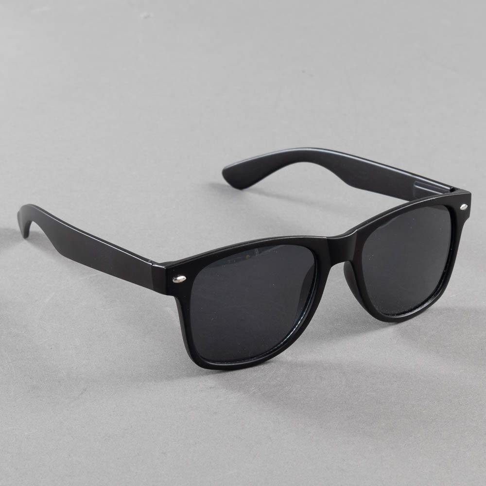 https://www.eyewearstore.se/pub_images/original/561-100005-solglasogon-sunglasses-komonee-wayfarer-black-eyewearstore.jpg