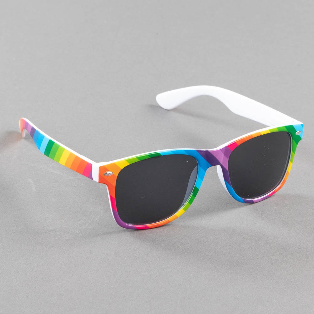 https://www.eyewearstore.se/pub_images/original/561-100006-solglasogon-sunglasses-komonee-wayfarer-pride-eyewearstore.jpg