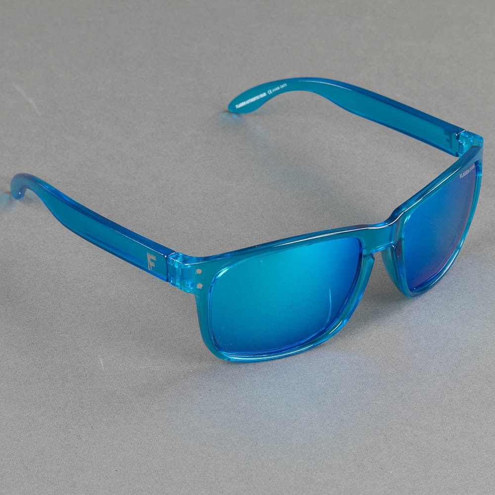 https://www.eyewearstore.se/pub_images/original/79-500008-solglasogon-fladen-sunglasses-blue-eyewearstore.jpg